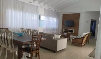 Casa de Condominio com cinco dormitórios, três vagas, piscina, mobiliada!
