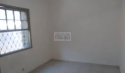 Casa sobreposta Térrea, de 68m², com 2 quartos, garagem para motos