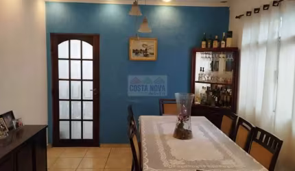 Casa com 275 m², são 3 quartos, 2 banheiro, sala para 2 ambientes, 3 vagas de garagem
