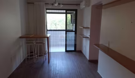 Apartamento com 55m², com 1 quarto,sala com varanda a uma quadra da praia, prédio com piscina