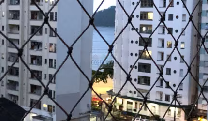 Apartamento com 85m², 2 quartos, 2 banheiros, 1 vaga, sacada e pequena vista Mar