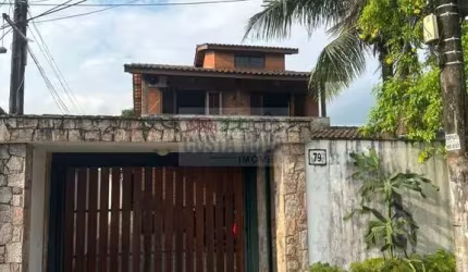Sobreposta alta, com 300m² , com garagem para 4 Veículos
