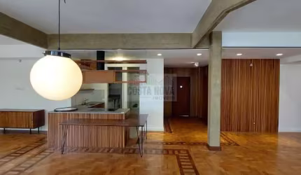 Descubra o luxo e a elegância deste apartamento reformado no icônico Edifício Lindenberg