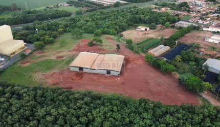 Terreno comercial/industrial em Colina, SP. 30 mil m² e galpão com 2.242 m²