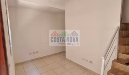 Casa assobradada  com 2 dormitórios e quintal privativo no bairro Sitío do Campo, Praia Grande