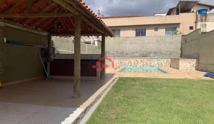 Casa para locação no bairro Santa Efigênia com 03 quartos, 02 salas, 01 piscina, 01 vaga de garagem