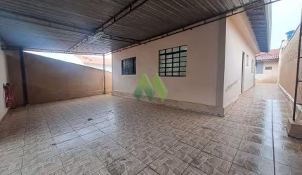 Casa 3 Dormitórios à venda - Jardim Peabiru - Botucatu/SP