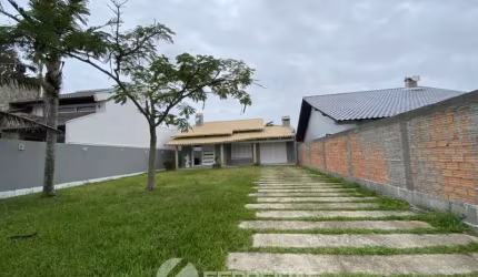 Locação Anual no Centro de Imbé – Casa com Piscina e Muito Espaço!