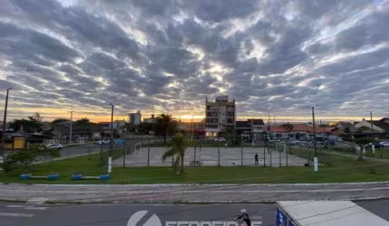 Aluguel anual - Apartamento em Tramandaí na avenida central, praticidade e conforto em um só endereço.