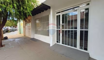 Casa térrea com 3 quartos (1 suíte), edícula e Salão Comercial Independente