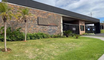 Lote de ilha, esquina, plano com  342,32m2 no Condomínio Jardins do Mirante