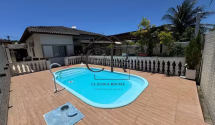 Belíssima casa térrea com piscina privativa em condomínio com portaria 24h!