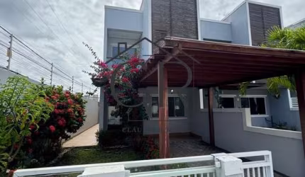 Espetacular casa solta em condomínio fechado, prontíssima para morar!