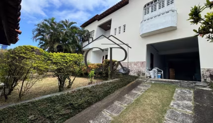Fantástica casa em condomínio com portaria 24h, espaço e conforto para toda família!
