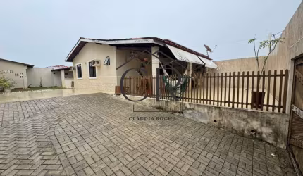 Fantástica casa térrea em condomínio com portaria 24h, bastante área externa!