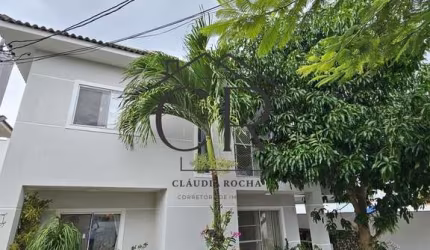 Maravilhosa casa em Buraquinho! Condomínio fechado!