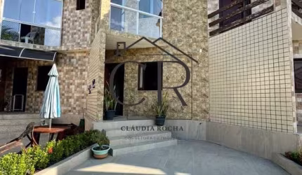 Excelente Village em condomínio fechado, próximo à praia de Ipitanga!