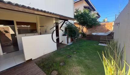 Lindíssima casa em condomínio com portaria 24h!