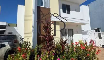 Linda casa em condomínio fechado com piscina privativa!