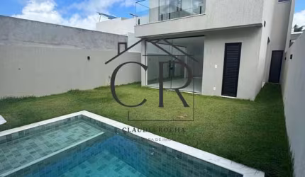 Maravilhosa casa ao lado de Busca Vida, altíssimo padrão de construção!
