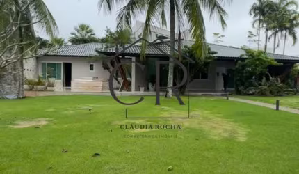 Um luxo de casa térrea com 5 suítes no condomínio Encontro das águas!