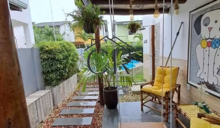 Linda casa com piscina privativa em condomínio fechado!