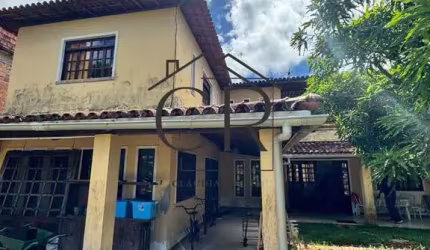 Excelente casa em terreno amplo, todo murado!