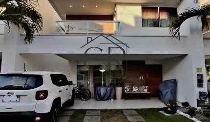 Casa duplex em condomínio fechado em Buraquinho!