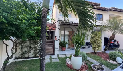 Linda casa totalmente decorada em condomínio fechado, pronta para morar!