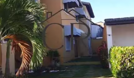 Linda casa em condomínio fechado super bem localizada!