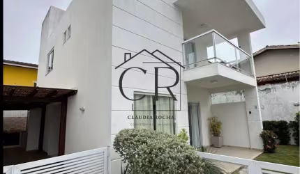 Casa duplex em condomínio fechado!