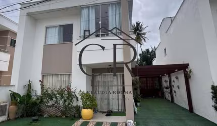 Oportunidade! Maravilhoso duplex com energia solar em condomínio fechado!