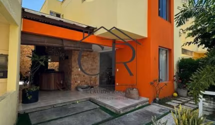 Mega maravilhosa casa em condomínio, energia solar, varanda gourmet com jacuzzi!