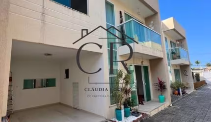 Linda casa totalmente decorada em condomínio fechado, pronta para morar!