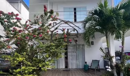 Duplex em condomínio fechado com infraestrutura completa!