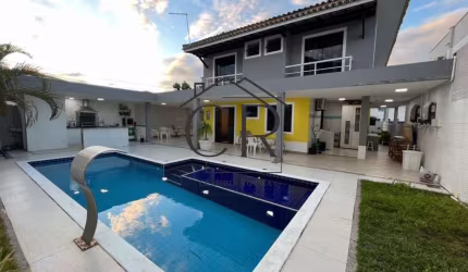 Mega maravilhosa casa em condomínio fechado ao lado de Vilas do Atlântico, pronta para morar!
