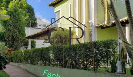 Fantástica casa em condomínio fechado com mega área externa e muito verde!!