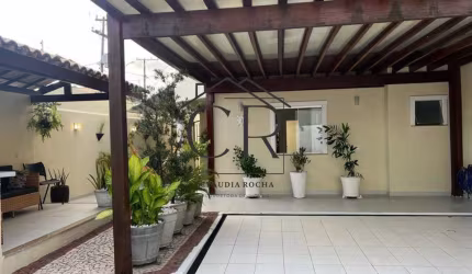 Maravilhosa casa em condomínio fechado ao lado de Vilas do Atlântico!