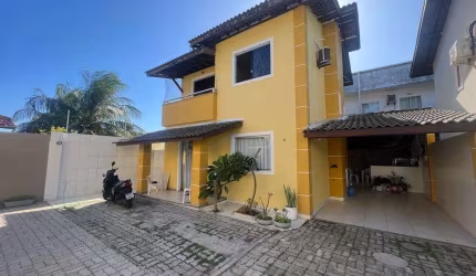 Linda casa em condomínio fechado, próxima  a praia de Ipitanga!!