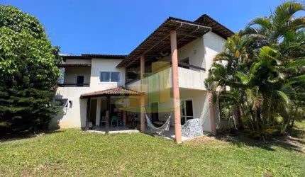 Uma casa super espaçosa para toda a família, em condomínio com portaria 24h!!