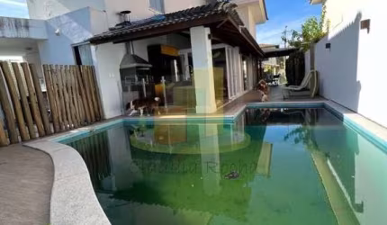 Mega maravilhosa casa em condomínio super estruturado, pronta para morar!