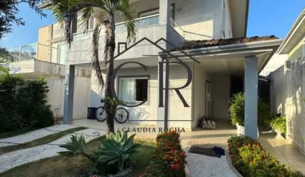 Linda casa em condomínio fechado com área social privativa!!