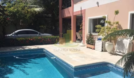 MARAVILHOSA CASA COM PISCINA PRIVATIVA E COM BASTANTE ÁREA VERDE EM CONDOMÍNIO FECHADO!!!