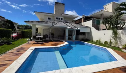 Impecável casa em condomínio com portaria 24h!