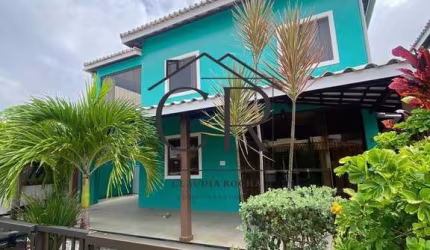 Casa duplex em condomínio fechado em Buraquinho!