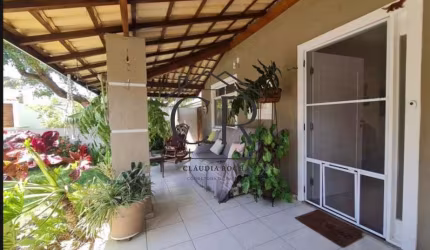 Excelente casa em condomínio próximo a Vilas do Atlântico, no Miragem!