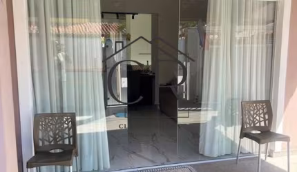Linda casa térrea em condomínio com portaria 24h!
