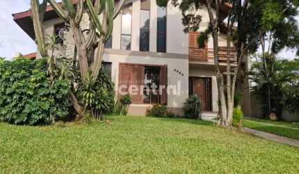 Casa 4 dormitórios com piscina