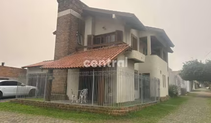 Casa 3 dormitórios de esquina