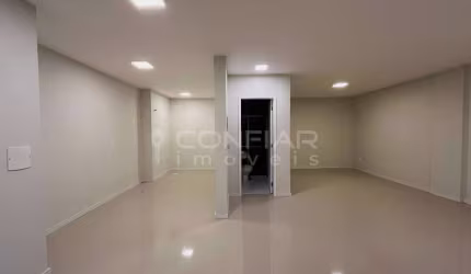Sala comercial com 45m² na Avenida Santos Dumont por R$1.700,00 + TAXAS